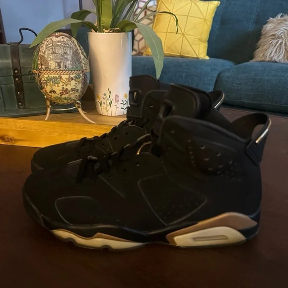Air Jordan 6 Retro. - Picture 2 of 4